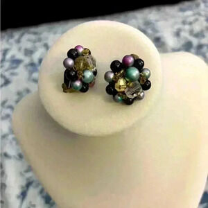 Vintage beaded clip on earrings 
Stunning